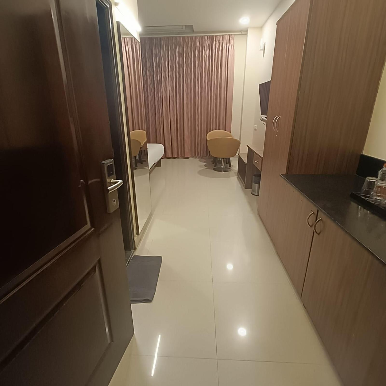 Astra Hotels & Suites Whitefield Near To Nallurahalli Metro Station And Ktpo บังกาลอร์ ภายนอก รูปภาพ