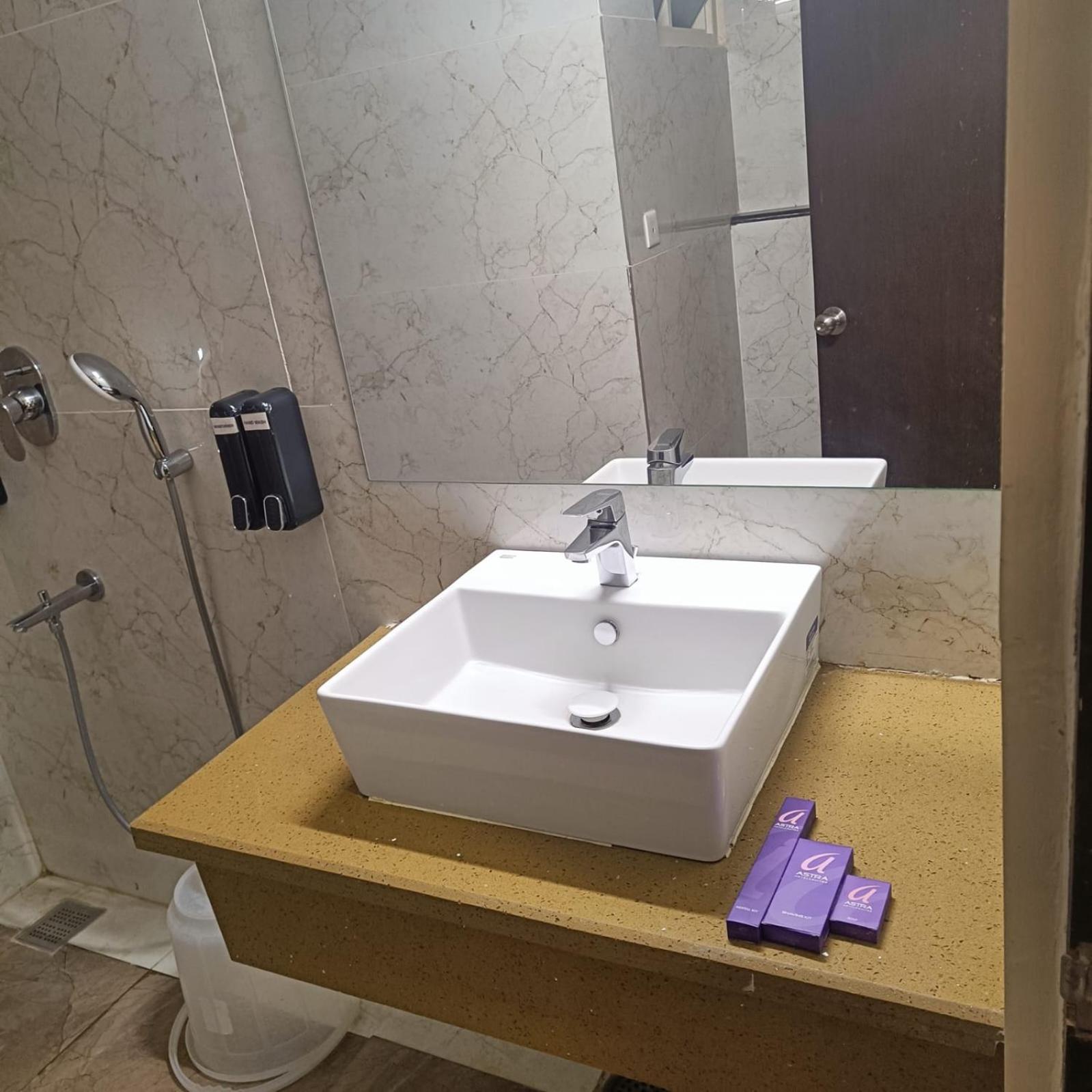Astra Hotels & Suites Whitefield Near To Nallurahalli Metro Station And Ktpo บังกาลอร์ ภายนอก รูปภาพ